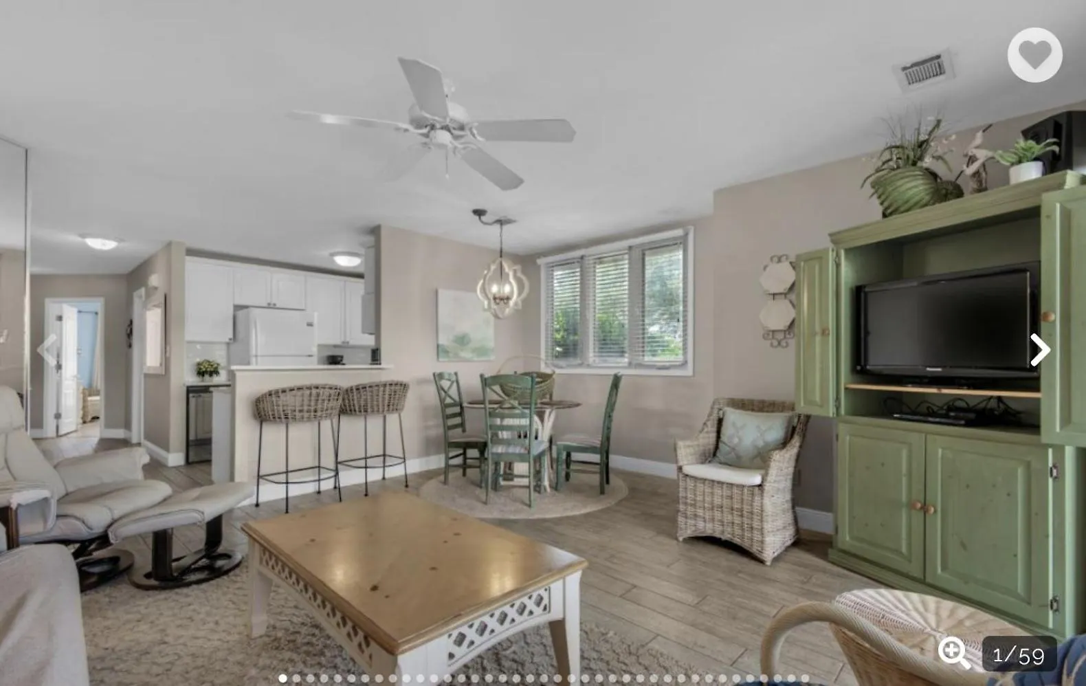 3 Min Walk To Beach- Gulf Breeze Lakefront Retreat! Sleeps 8 Destin